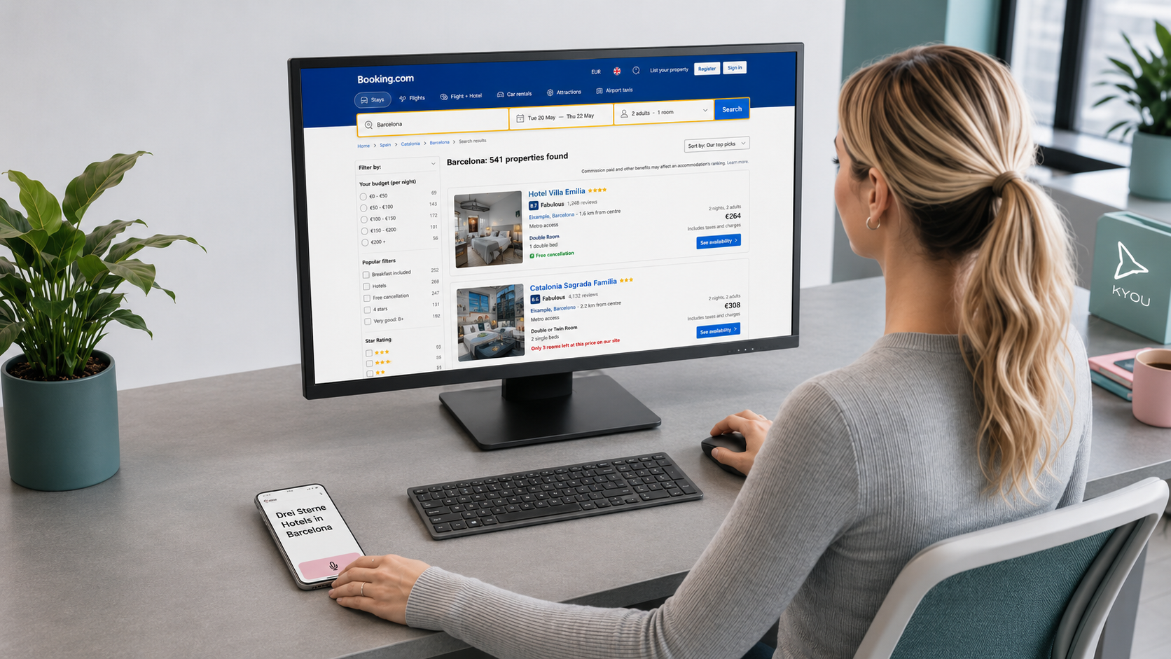 Junge Frau im Office bucht Reise mit KYOU